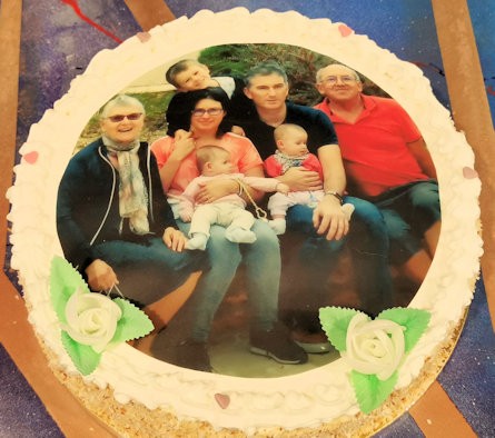 Photo de famille sur gateau