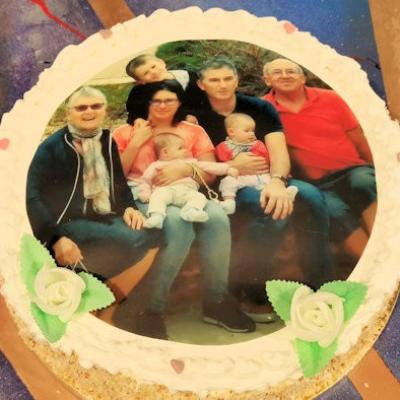 Photo de famille sur gateau